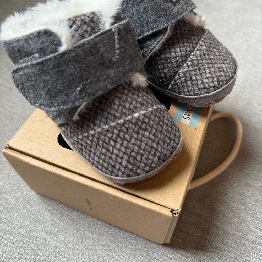 NWB TOMS Tiny Cuna 
Grey Felt Tweed Boots
Size Tiny 4 (18-24 months)